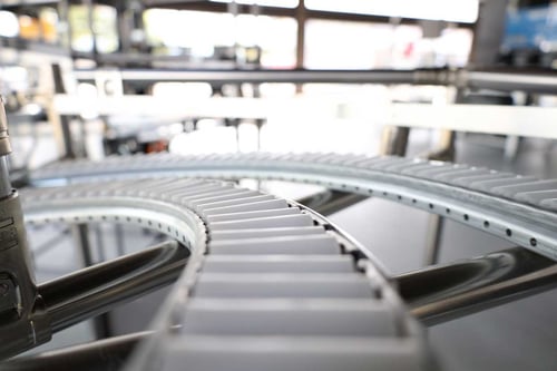 Roller tracks as corner solution for conveyor lines