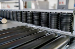 Roller conveyor embedded in the worktop as a connecting element between workstations within an assembly line