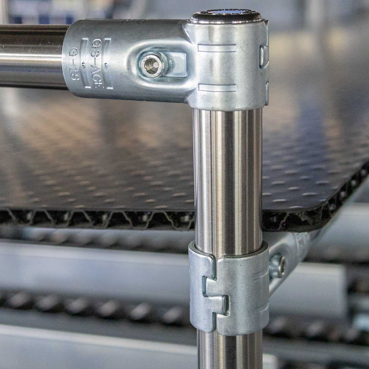 Elementul de îmbinare din oțel nichelat conectează două țevi de tip SUS de 28 mm de la G.S. ACE