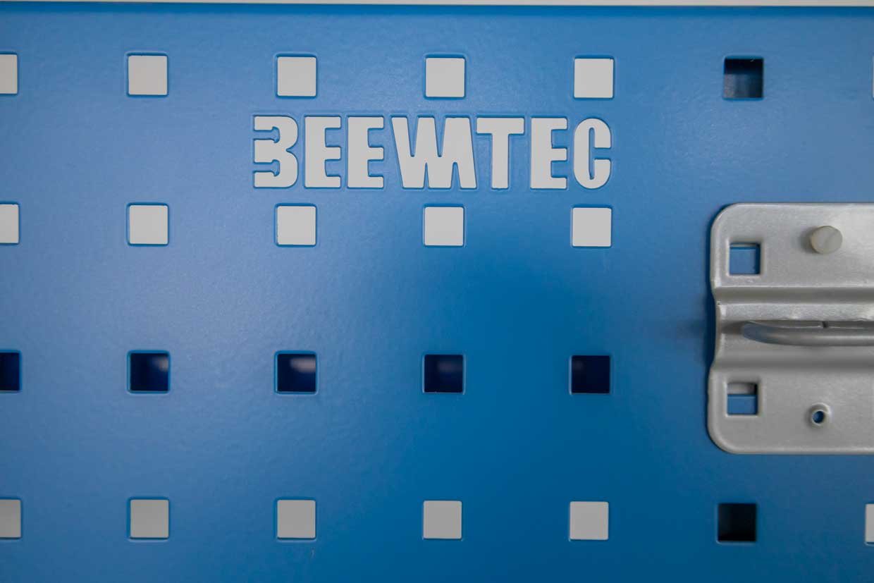 لوحة مثقبة من BeeWaTec باللون الأزرق بنمط ثقب موحد 