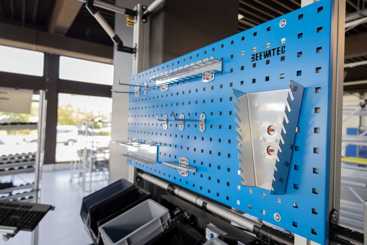 A perforated plate as the back wall of a workstation, to which various accessories, tool holders are attached.