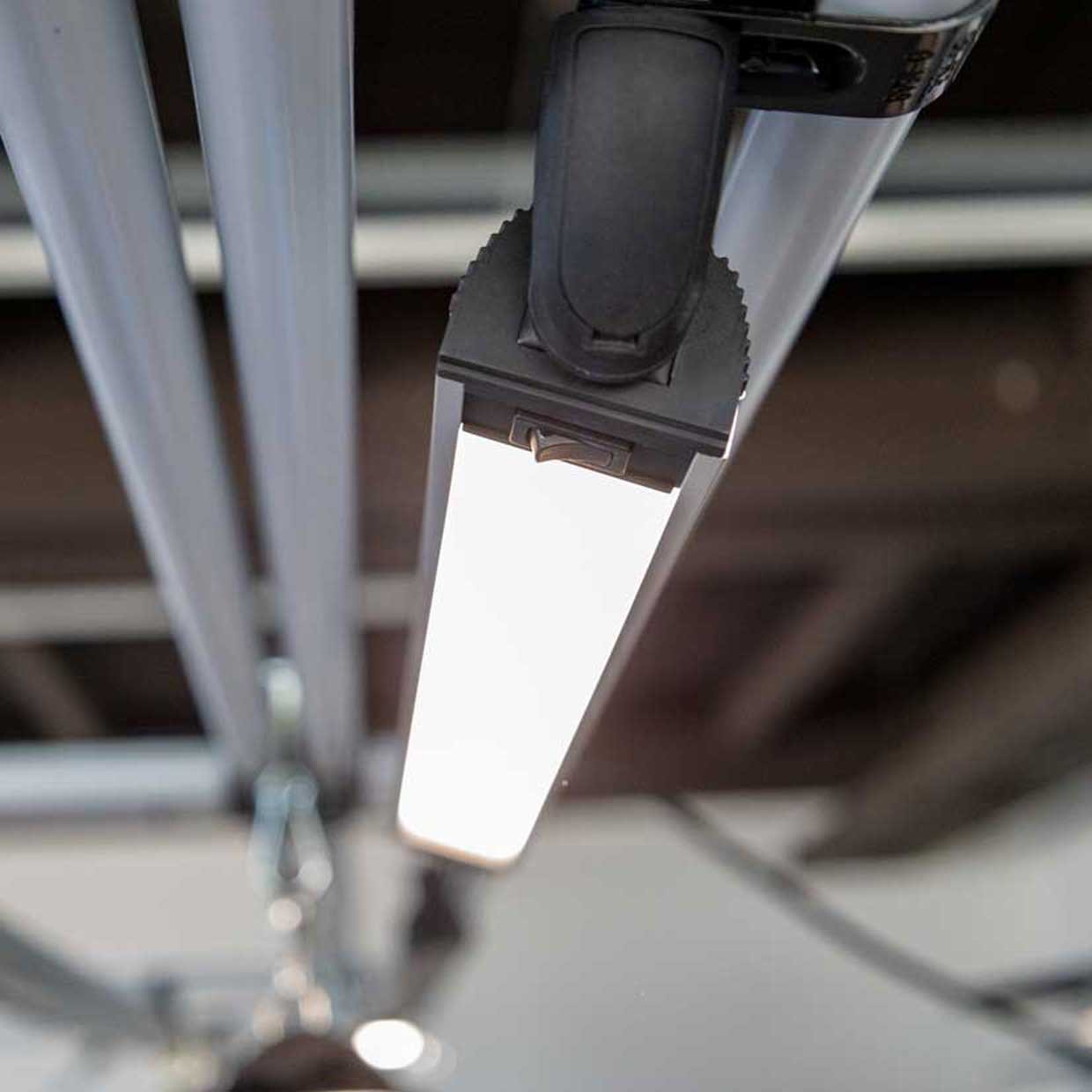 Ergonómikus munkahelyi világítás összeszerelő munkaállomásokon