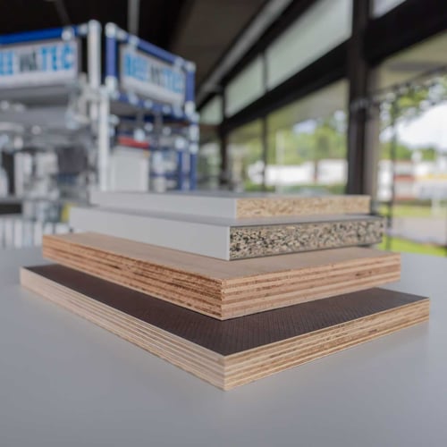 Unterschiedliche Holzplatten als Tischplatte für Montagearbeitsplätze