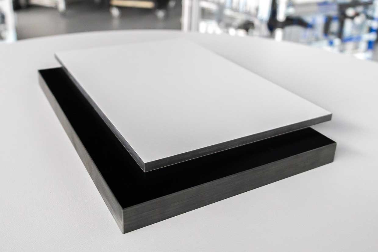 Kunststoffplatten mit hellgrauer oder schwarzer Oberfläche