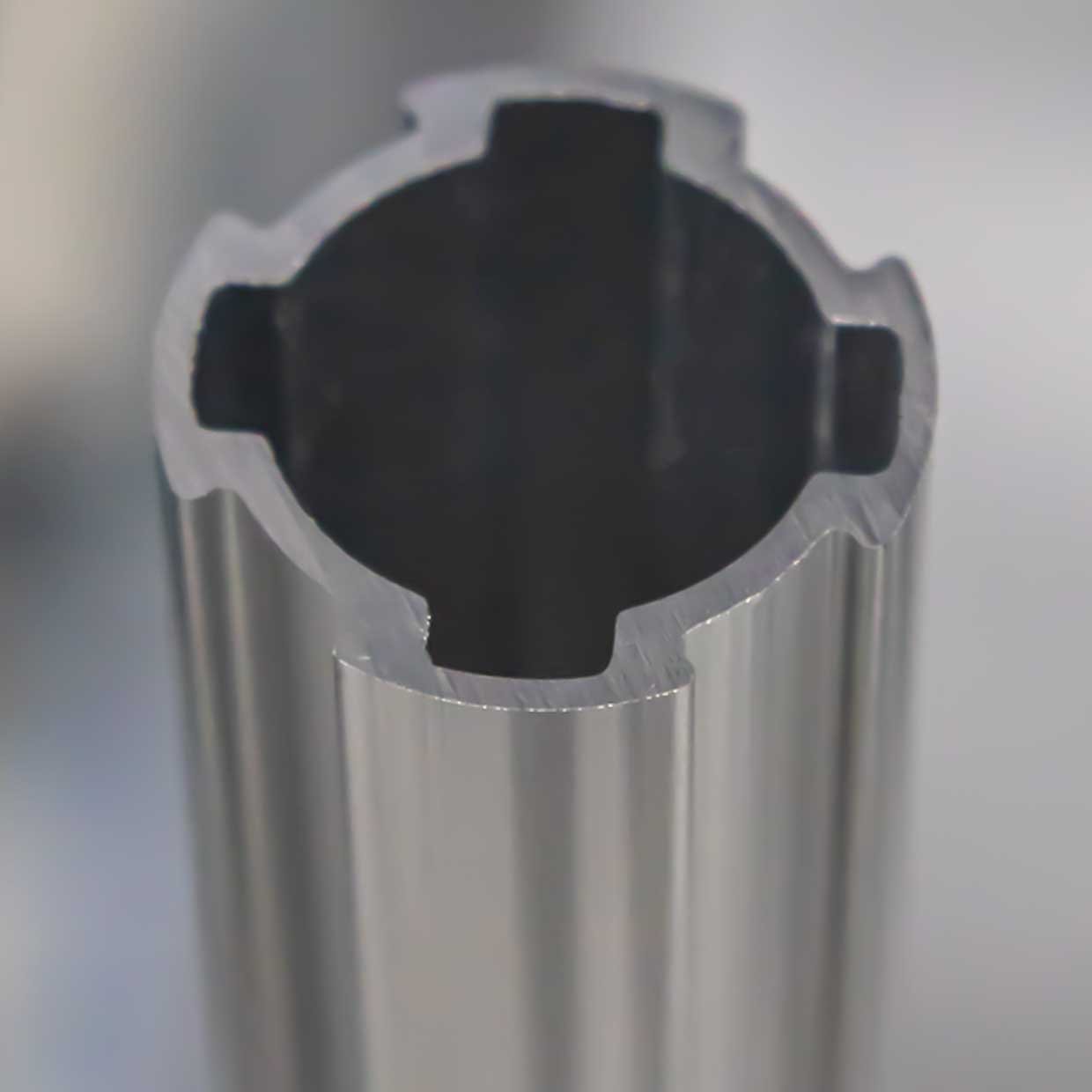 Hliníková kulatá trubka s profilem a průměrem 43 mm