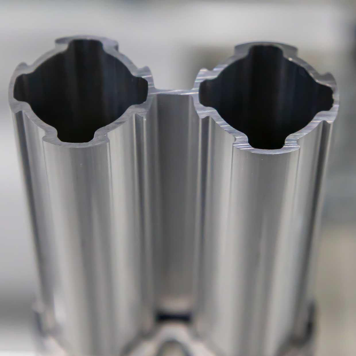 Țevi profilate duble din aluminiu cu diametrul de 28 mm