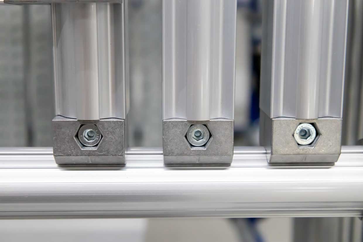 Nasza aluminiowa rura kwadratowa (28x28 mm) w zależności od projektu, ma różne właściwości profilu