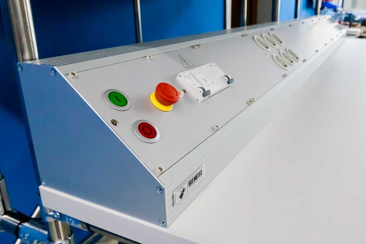 5-corner duct made of extruded aluminium profile for power supply of a workstation with built-in supply units