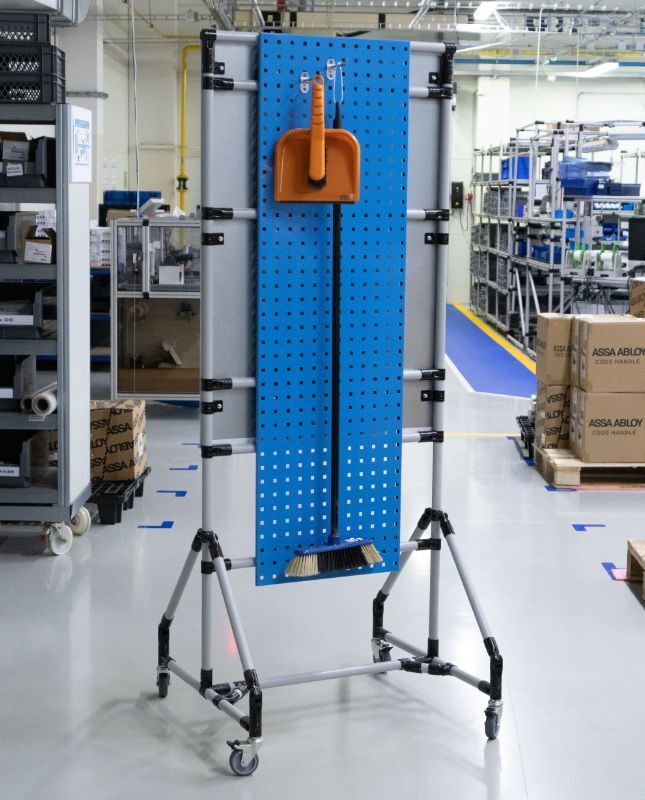 5S am Arbeitsplatz mit modularem Wagen für die Reinigung der Produktion