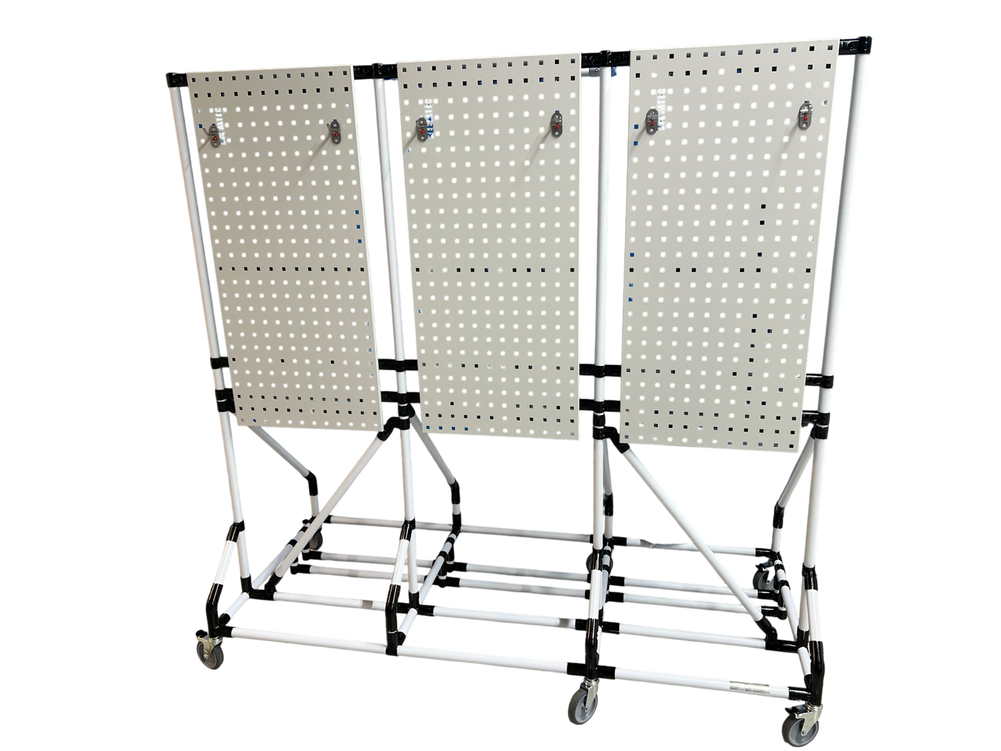 Cleaning station with perforated panels 
