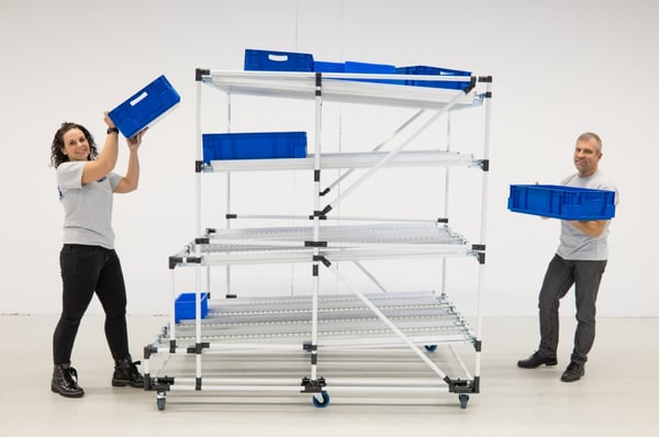 BeeWaTec flow rack made of pipe-racking system is filled with blue load carriers / boxes