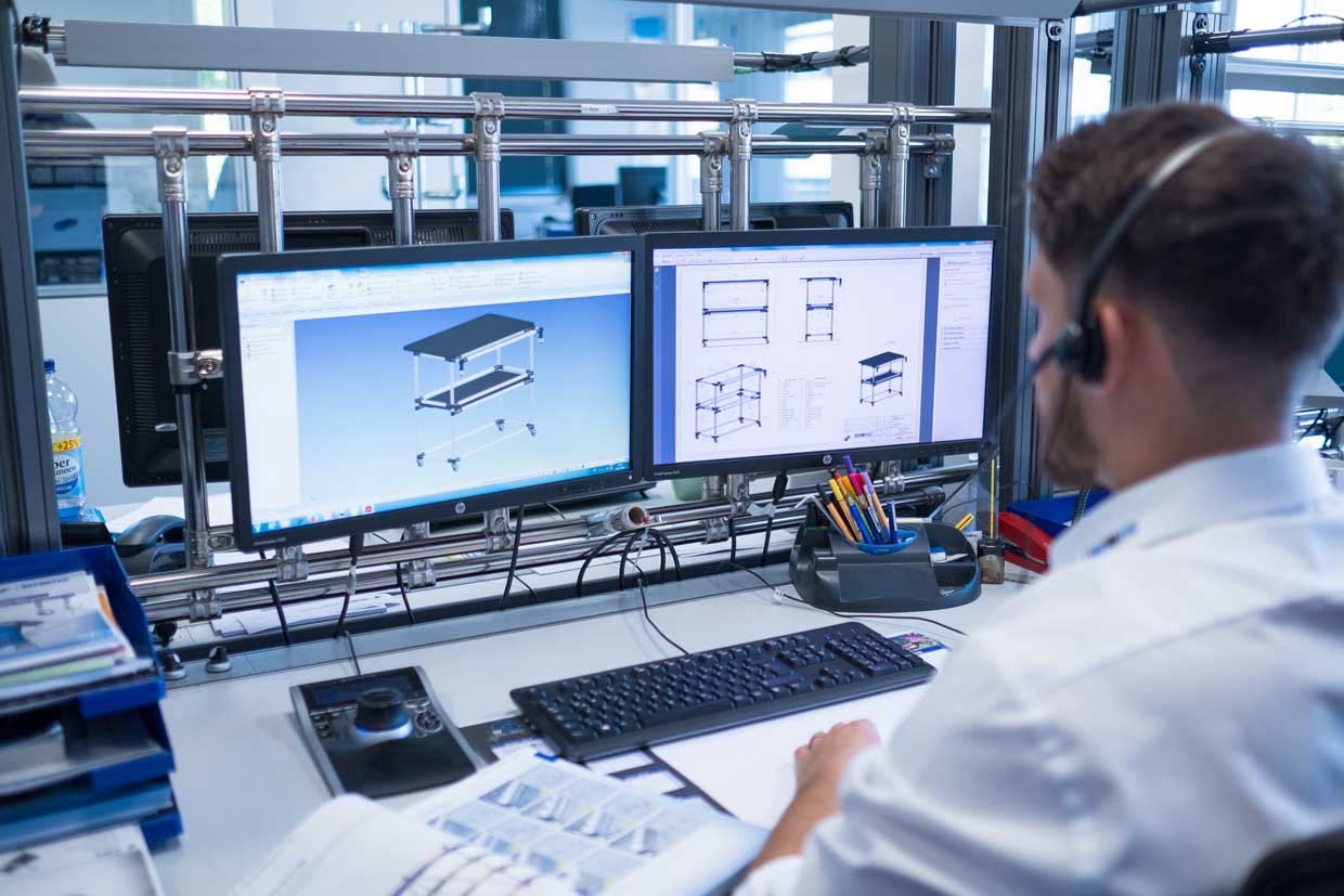 Cineva lucrează concentrat pe două ecrane în software-ul BEEVisio