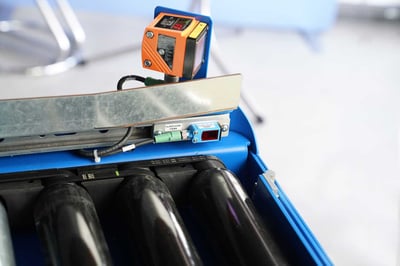 Sensor on an autonomous mobile robot with roller conveyor unit