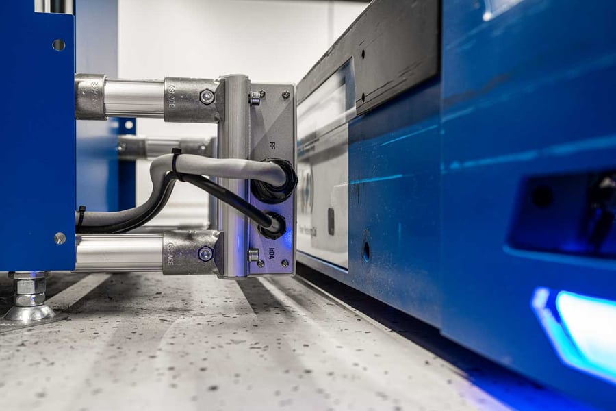 Autonomer mobiler Roboter lädt kontaktlos an der Ladestation BEECharge