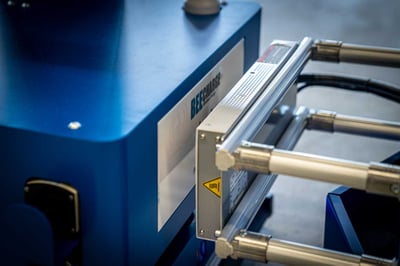 BARY CM-100 charges at the contactless charging station BEECharge