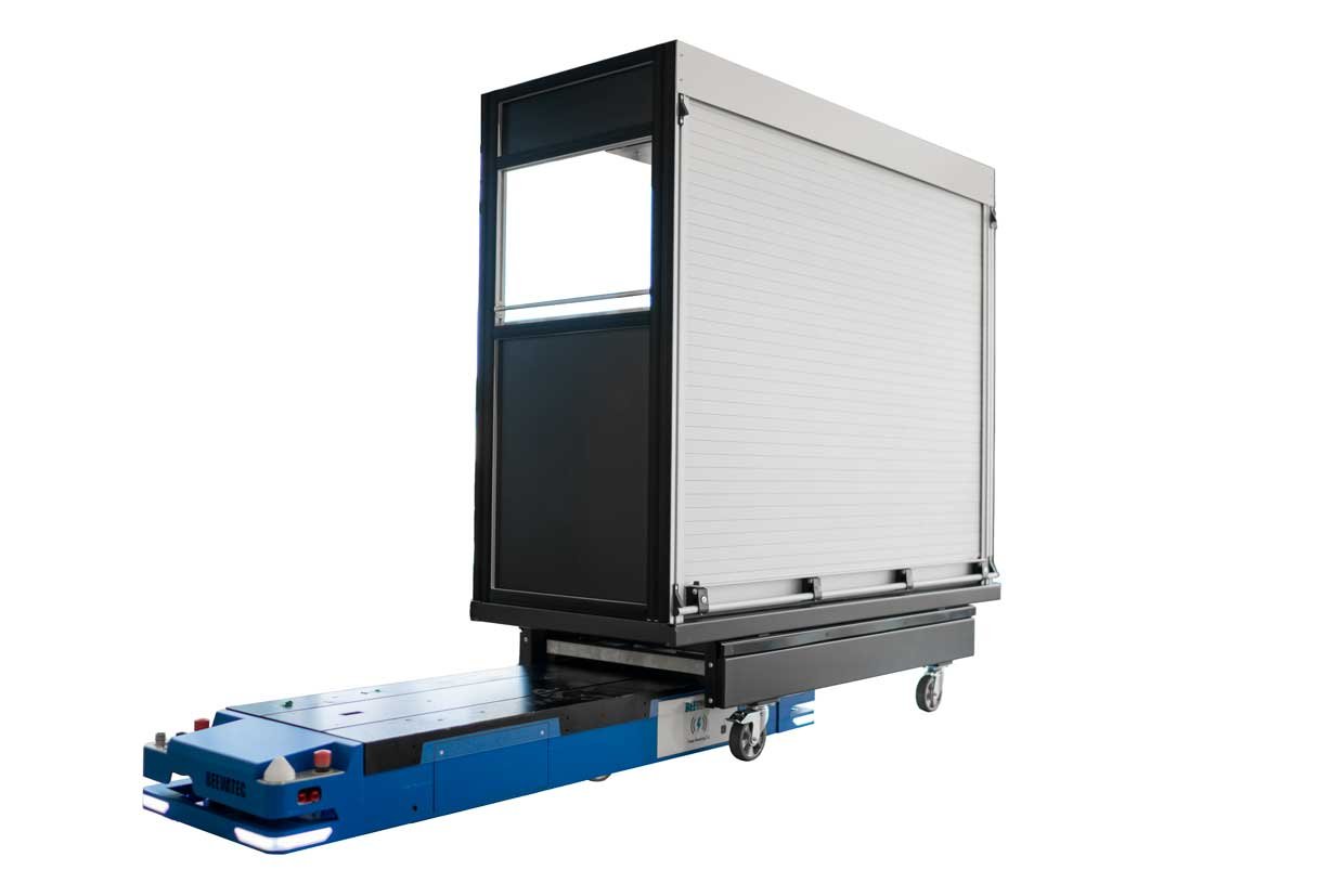 Mobiler Roboter von BeeWaTec (BARY PXS-500) unterfährt Materialwagen, um diesen anzuheben und zu transportieren