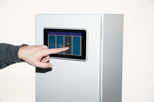 OMS-Box von BeeWaTec mit Touchdisplay zum Erstellen von Transportaufträgen