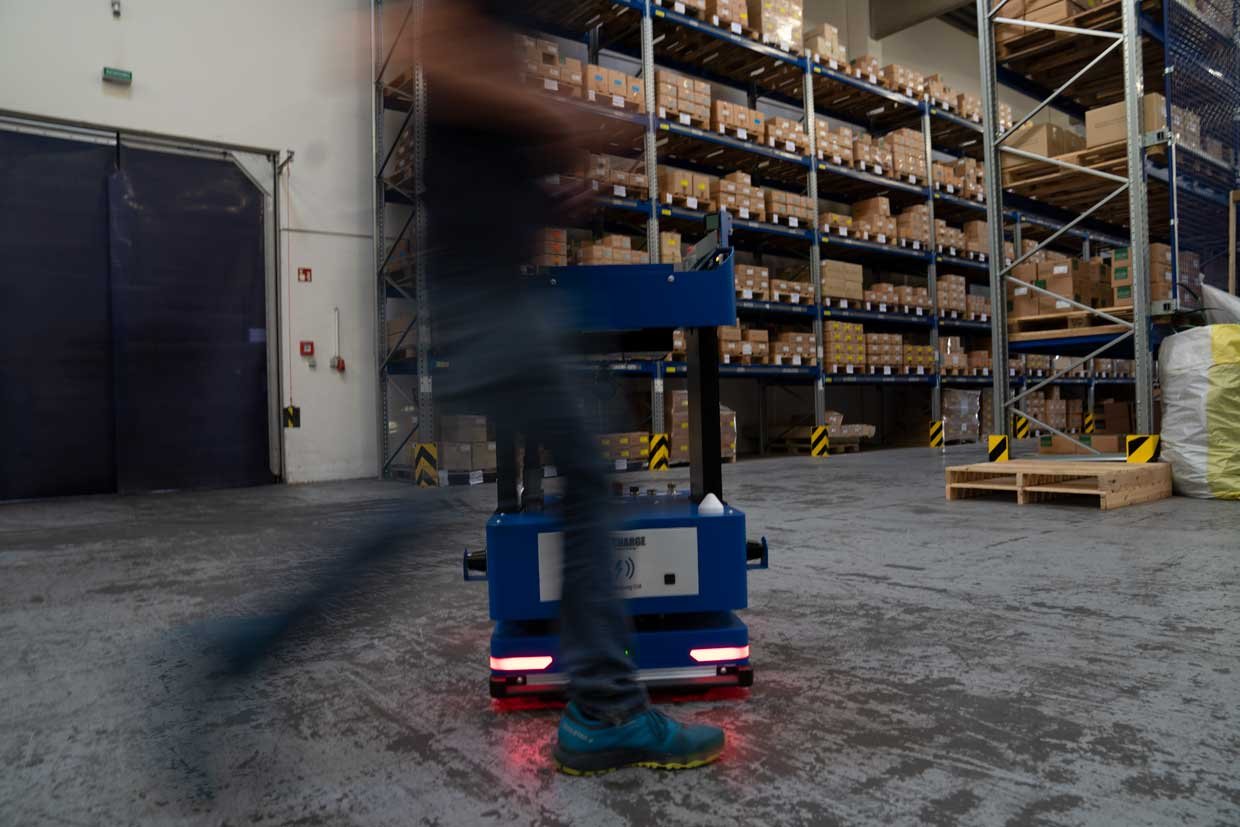 The safety laser scanner of the AMR from BeeWaTec independently detects obstacles and adjusts its route