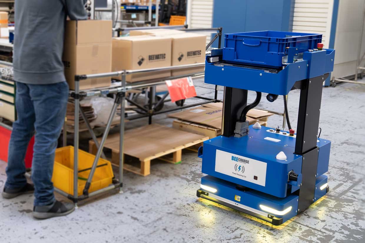 Mobiler Roboter von BeeWaTec transportiert Material an eine Packstation aus Rohrstecksystem