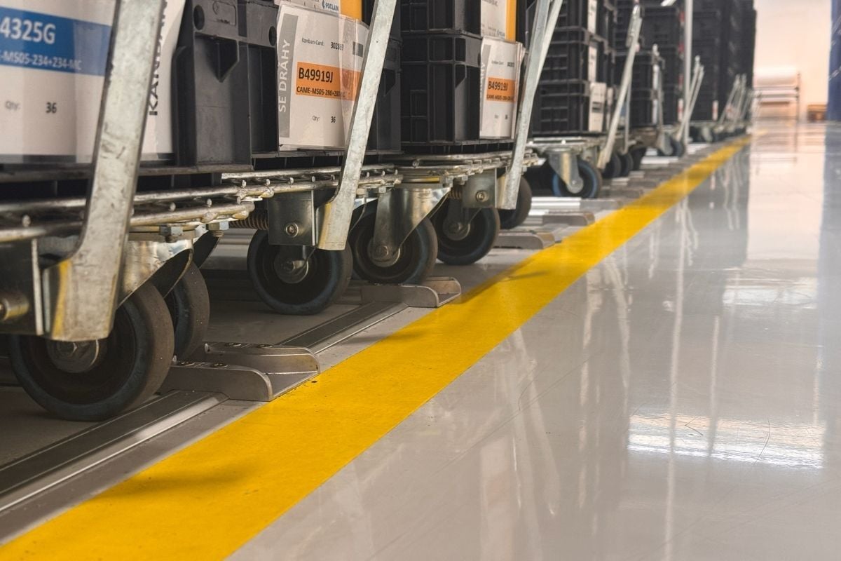 FIFO station for transport trolleys