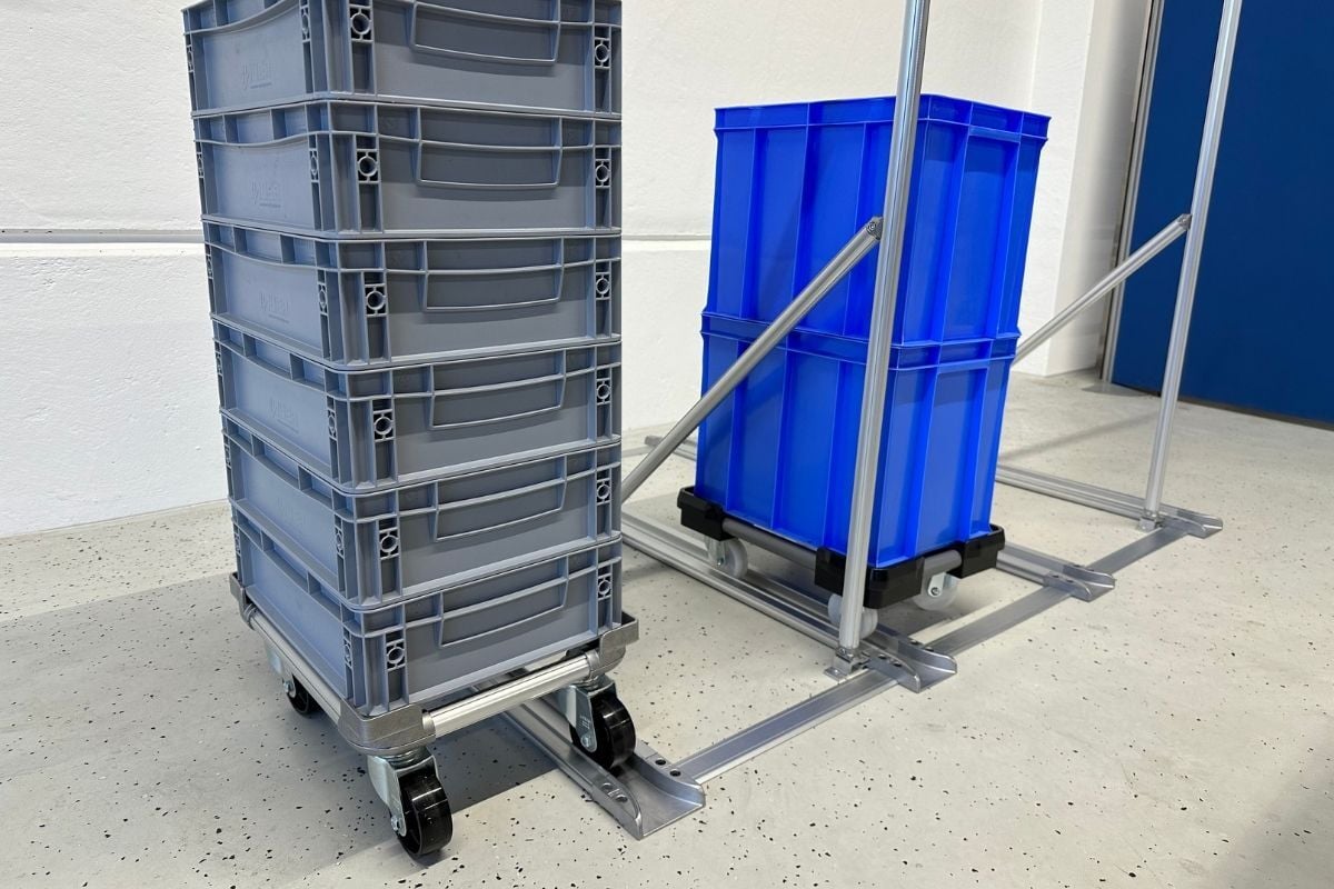 FIFO station for material trolleys