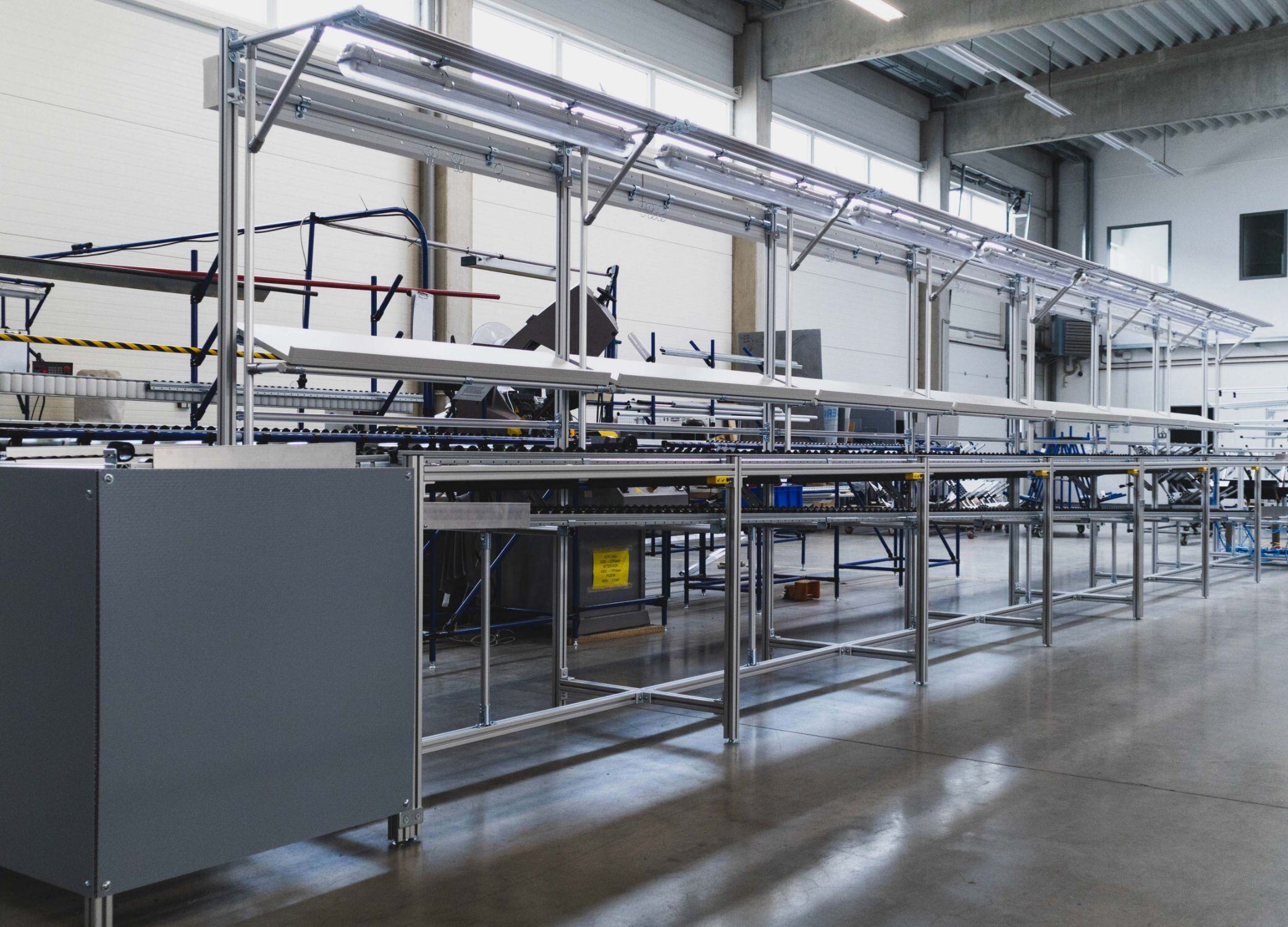 Montagelinie von BeeWaTec aus ALuminiumprofil und Rundrohr