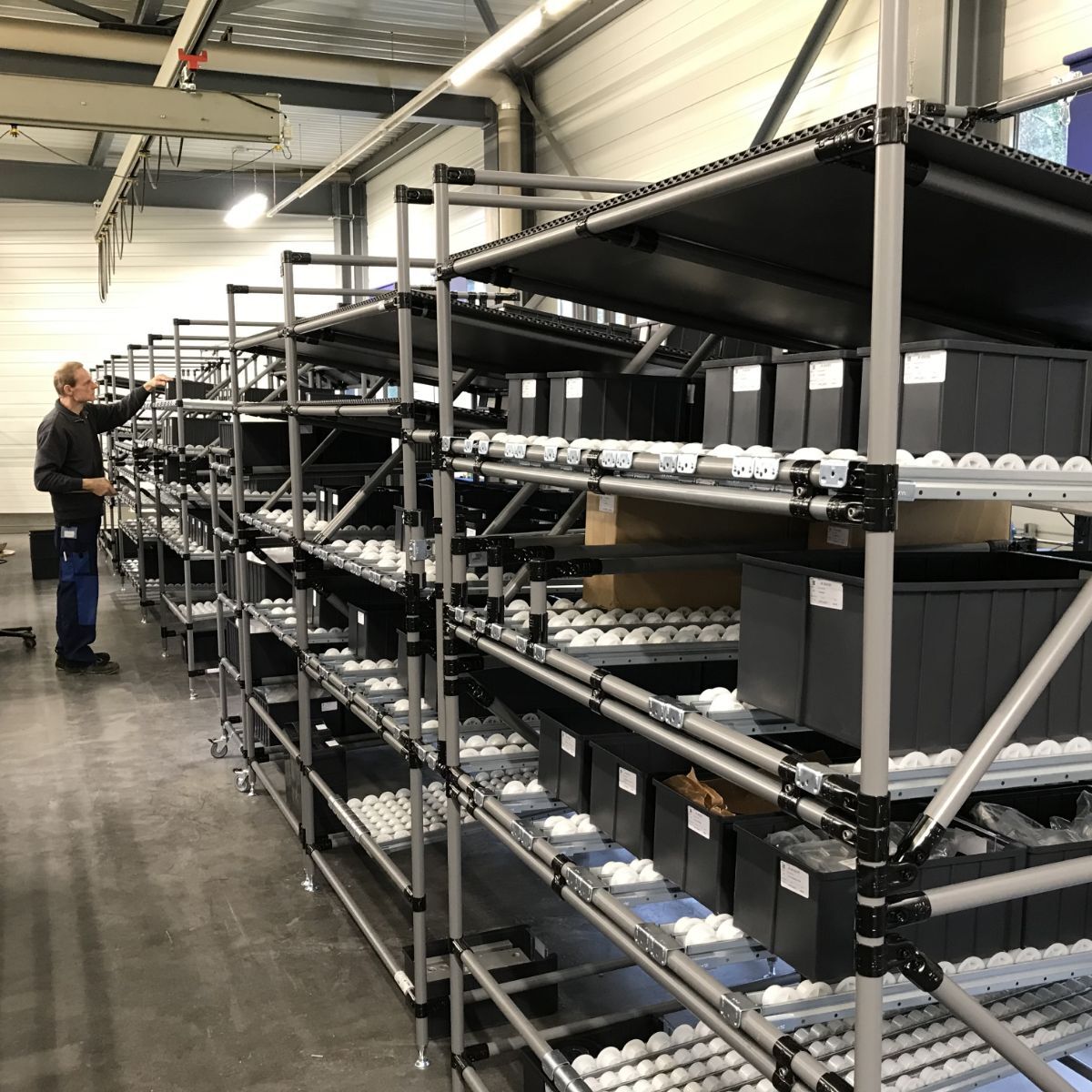 Po: FIFO/flow regály od BeeWaTec se systémem Kanban