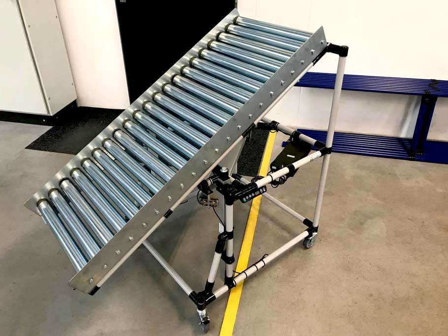Angetriebener Rollenförderer mit Unterbau aus Rohrstecksystem