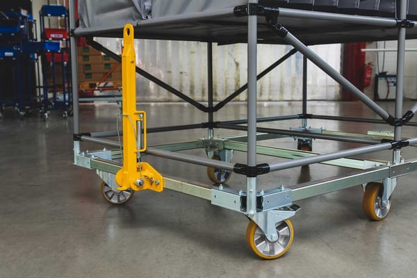 BeeWaTec Transportwagen aus Vierkant- und Rundrohren (Stahl) mit Rädern und gelber Deichsel für Routenzüge