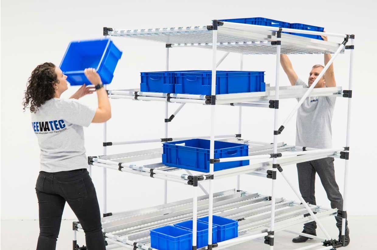 BeeWaTec-Durchlaufregal-mit-blauen-Boxen