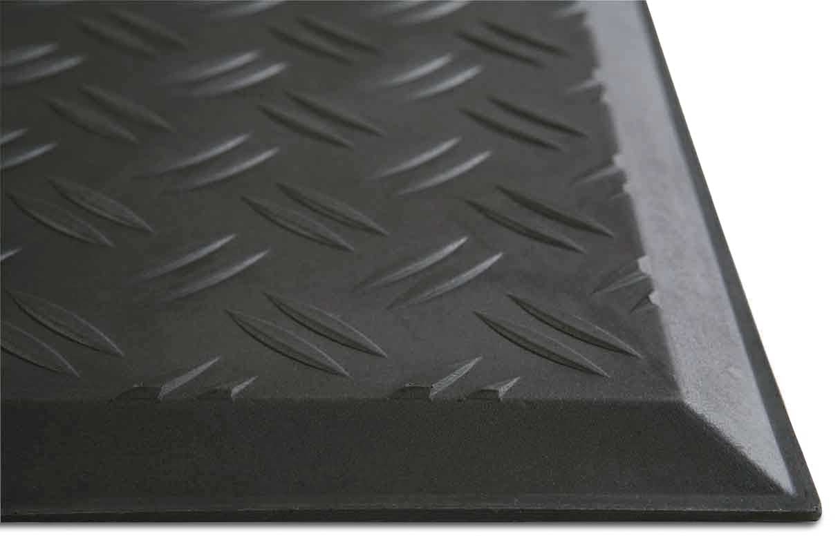 Fekete poliuretánból készült, bordázott szerkezetű álláskönnyítő szőnyeg.