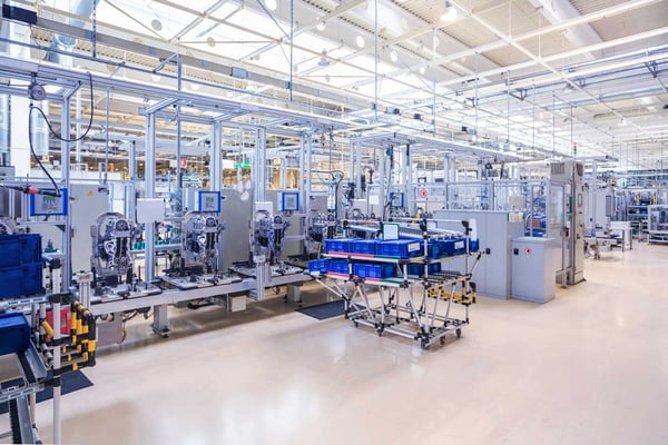 Hochautomatisierte Produktionslinie mit mobilem Bereitstellregal aus Rohrstecksystem