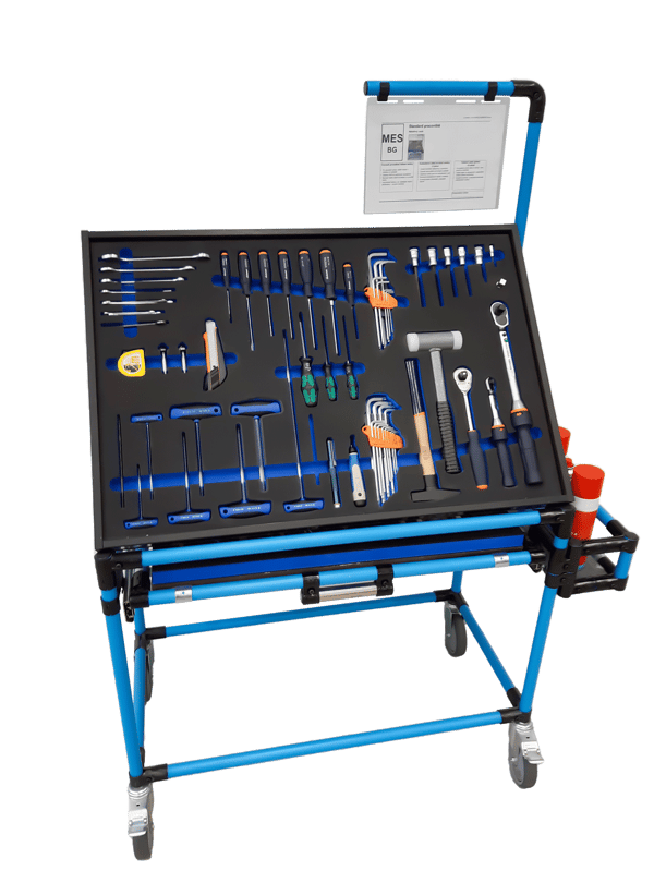 Mobiler Shadowboard-Werkzeugwagen von BeeWaTec aus blauen Rohren und Rädern
