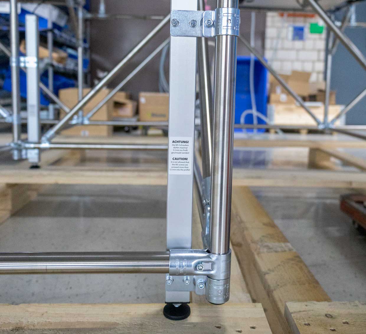 A hydraulic lifting system mounted on a workstation enables height adjustment.