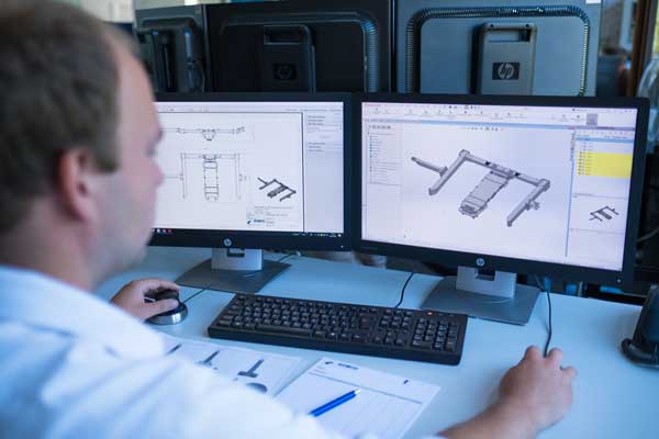 A BeeWaTec employee checks a technical drawing in the CAD software BEEVisio.