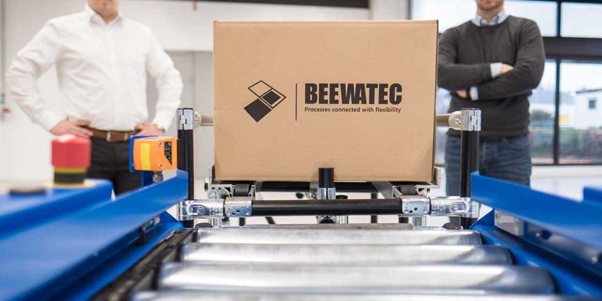 Autonomous mobile robot BARY picks up carton by roller conveyor technology